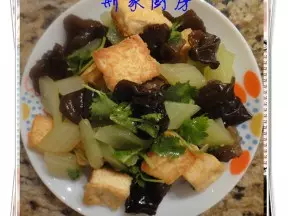 西芹木耳香菜拌豆腐