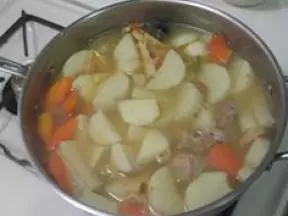 芋艿山藥胡蘿蔔竹筍肉骨頭湯