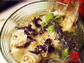 青椒紫蘇煮鯽魚