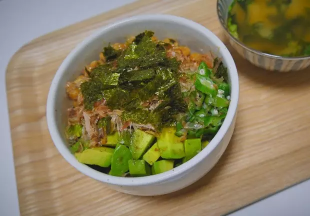 納豆秋葵牛油果蓋澆飯