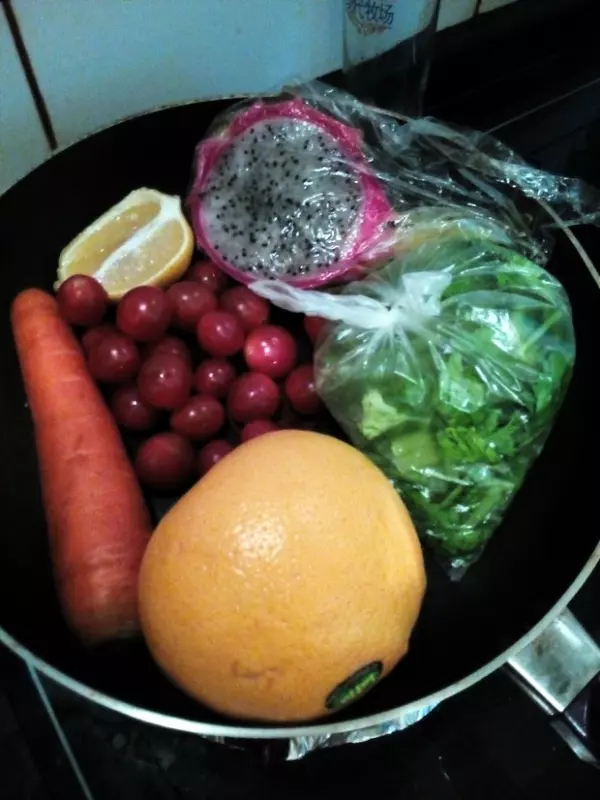green smoothieD13芹菜+千禧柿子+胡蘿蔔+西柚+火龍果+檸檬
