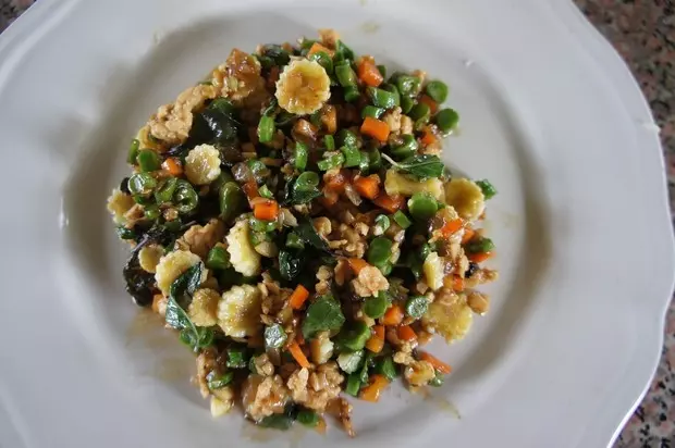 Stir fried minced chicken with holy basil
