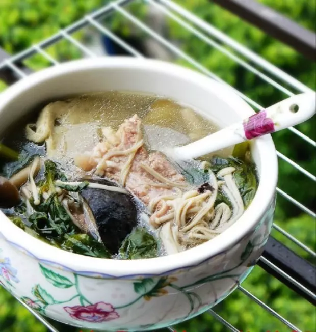 棒骨菇菌西洋菜湯