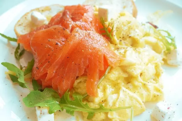 scrambled eggs with smoked salmon on toast