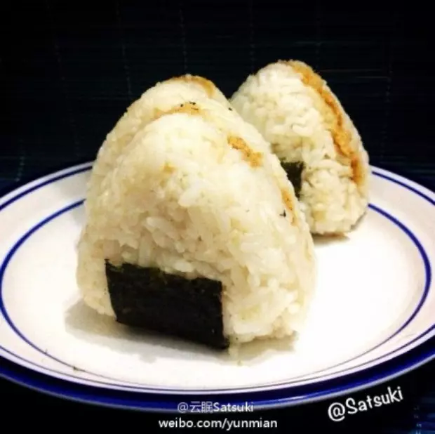 日式海苔肉鬆飯糰