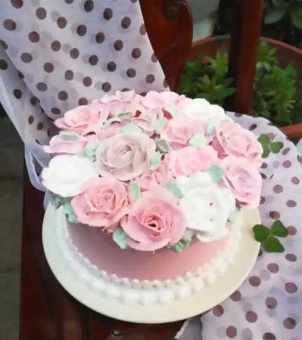 玫瑰花裱花的蛋糕