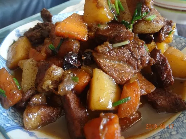 土豆胡蘿蔔紅燒肉