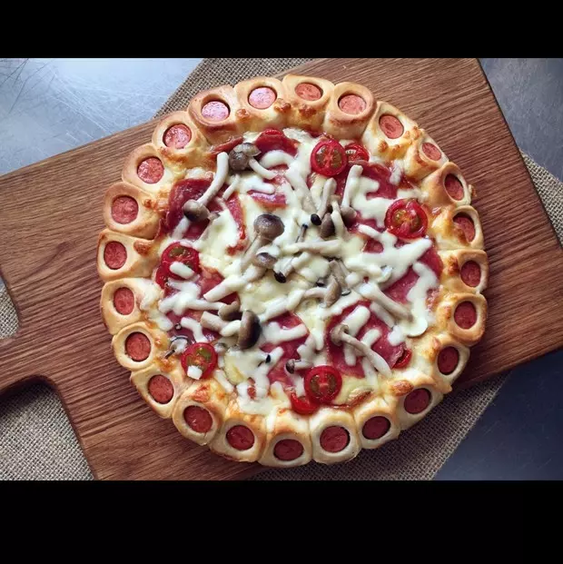 薩米腸蘑菇花邊披薩