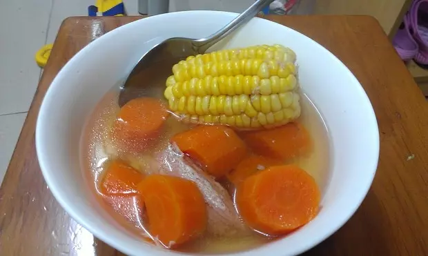 胡蘿蔔玉米瘦肉湯