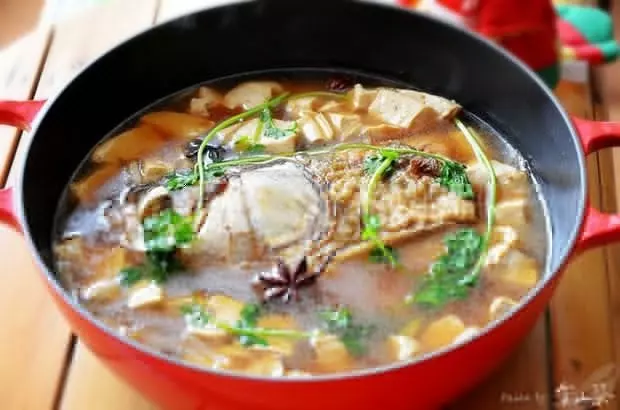 鐵鍋魚頭燉豆腐