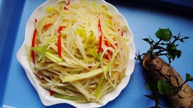 能當主食吃的炒菜丨芹菜土豆絲 · 圓滿素食