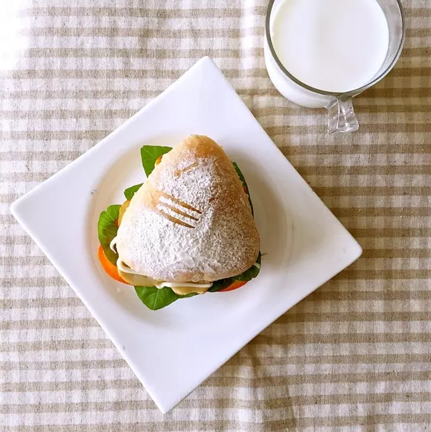 20分鐘早餐，黑麥三角麵包，2015年6月2日。