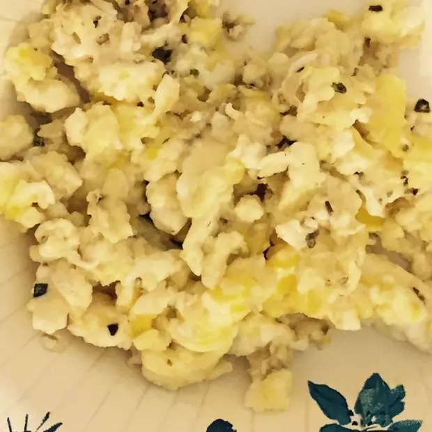 No oil scrambled egg with oregano and salt