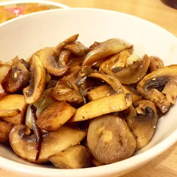 金燦燦黃油蘑菇炒洋蔥