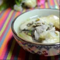 黑豬蹄膀菌菇湯的做法