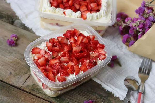 草莓蛋糕盒子的做法