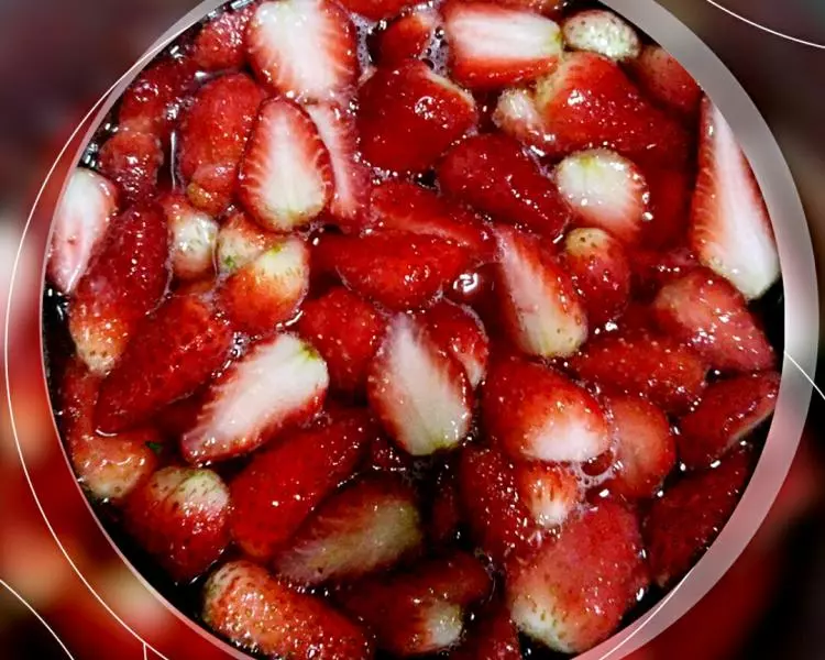 草莓罐頭，夏天冰鎮吃更爽口。