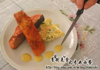 三文魚配荷蘭汁和壽司飯