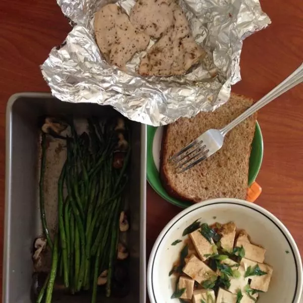 減脂午餐3:蘆筍蘑菇＋烤雞肉＋小蔥豆腐＋全麥麵包