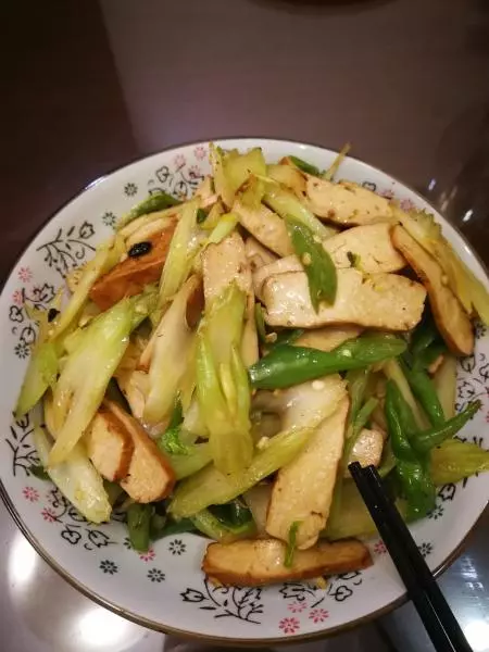 西芹豆腐乾炒尖椒
