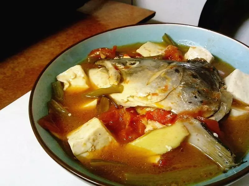 茄汁三文魚頭豆腐煲