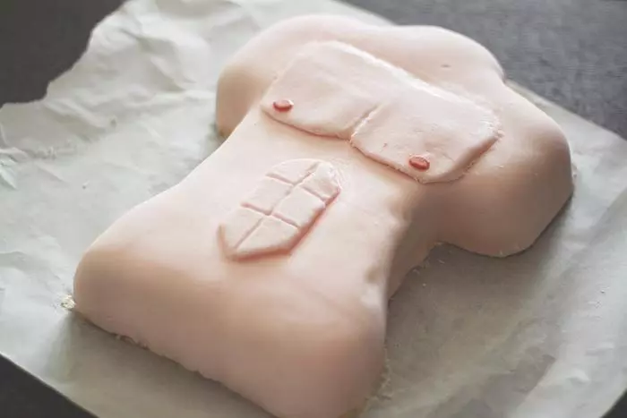 醫學僧的人體翻糖蛋糕