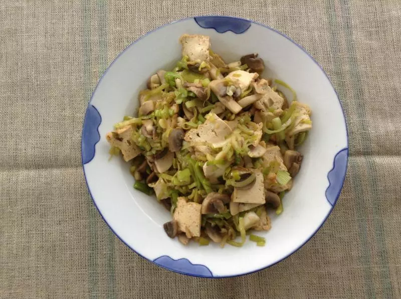 隨意小炒 — 韭蔥，油煎豆腐炒白蘑菇