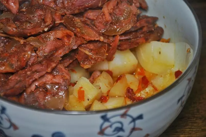 剁椒土豆蒸香腸