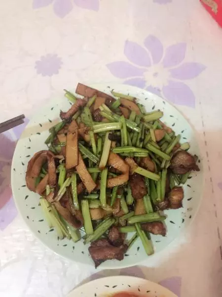 芹菜豆皮炒肉