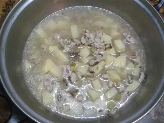 土豆香菇西芹瘦肉湯