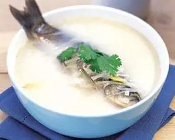 奶白鯽魚湯