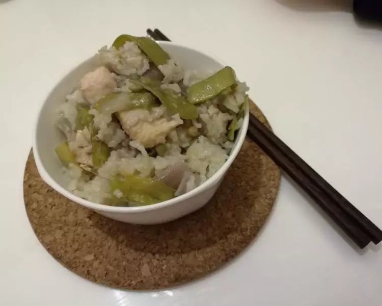 洋蔥豌豆扁雞肉燜飯