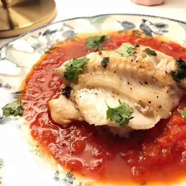 番茄濃汁浸漬油煎海鱸魚