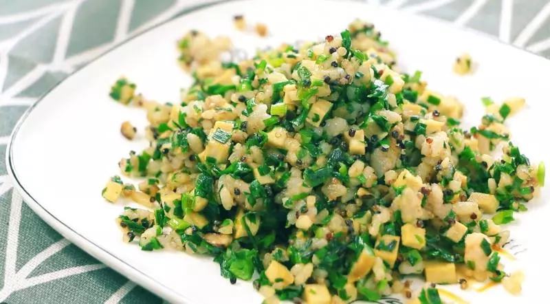 韭菜香乾炒藜麥飯—適合12個月以上的寶寶，剩藜麥飯+豆腐乾+韭菜