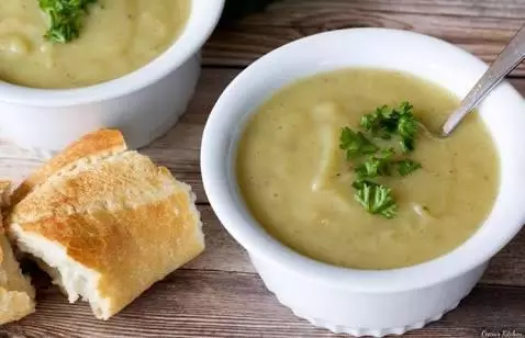 Potato and leek soup with fried parsley