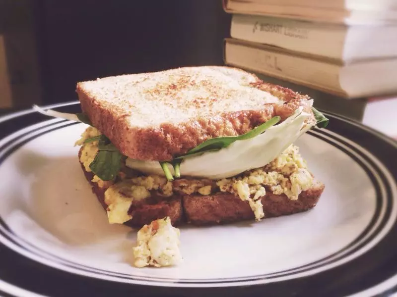 scrambled egg三明治夾捲心菜和菠菜