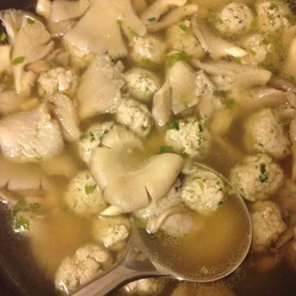 蘑菇香菜丸子湯