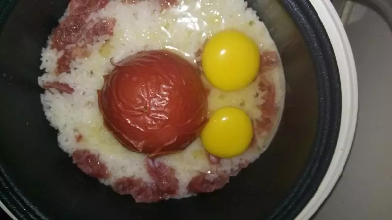 《整個番茄飯》廣式臘腸雙蛋版