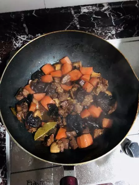 菌菇胡蘿蔔燉牛肉