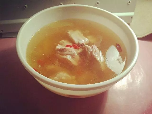 清燉枸杞排骨湯。