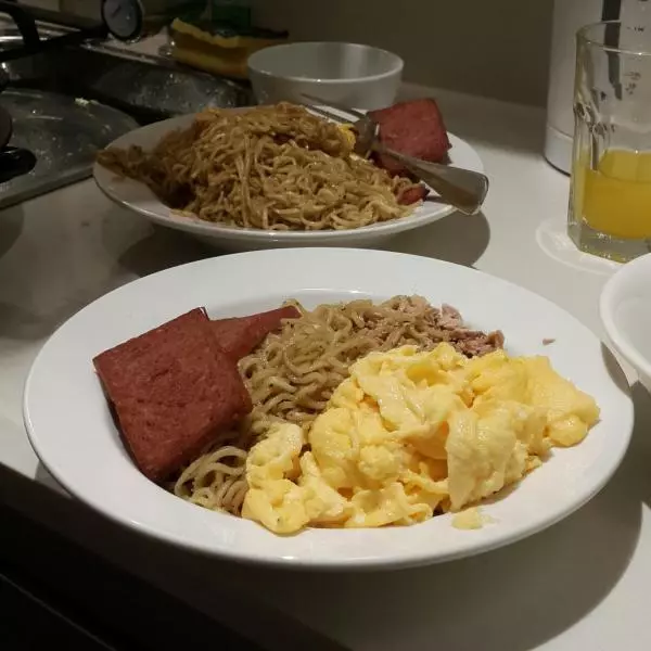 中西合璧早餐：炒麵配煎午餐肉和炒蛋