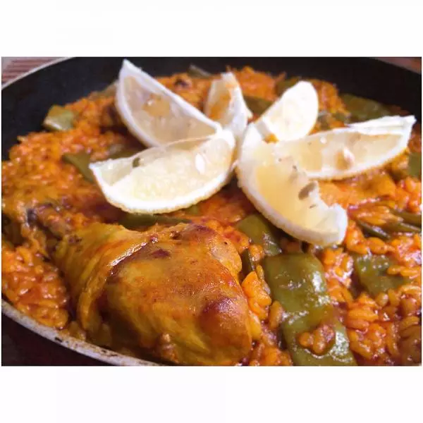 「 肉自己家の私房菜 」Paella Valenciana
西班牙瓦倫西亞燴飯比海鮮飯好吃！！！（超正宗！！！不正宗你打我！！！（然而你打不到?