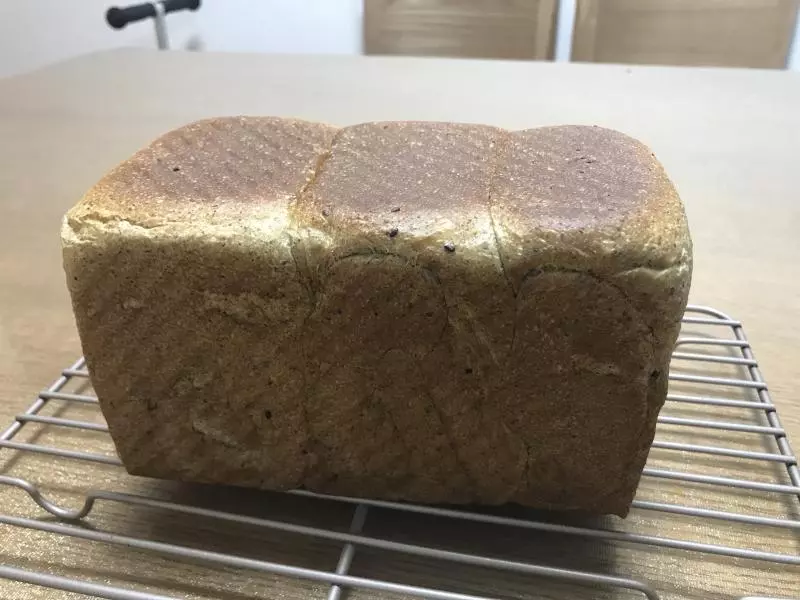 黑芝麻核桃吐司麵包