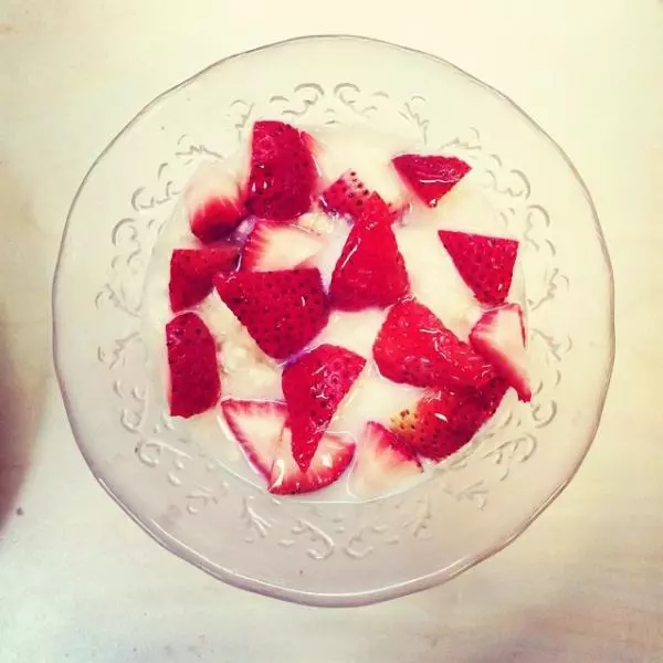 草莓燕麥奶粥