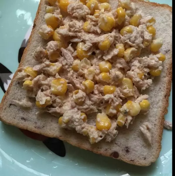 金槍魚玉米沙拉夾麵包