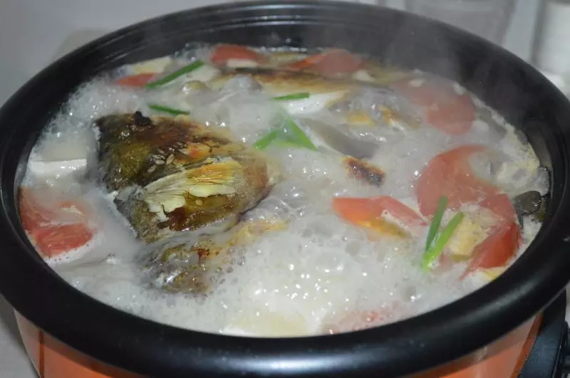 鮮美魚頭燉豆腐湯