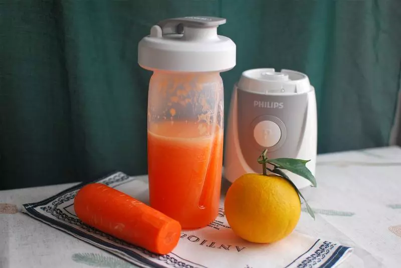 鮮橙胡蘿蔔汁，健康飲品