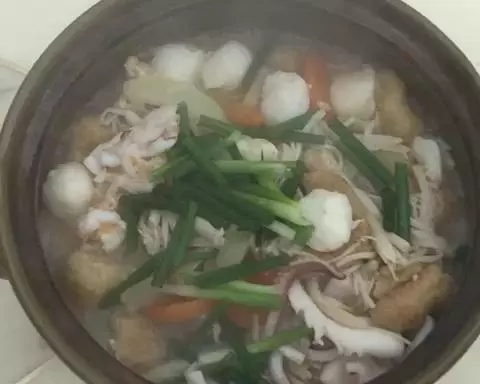 魷魚鮮蝦鮮菇豆腐煲
