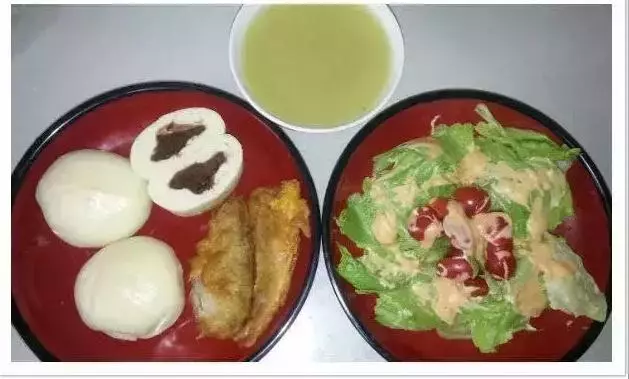 豆沙包+煎黃花魚+蔬菜沙拉+綠豆粥