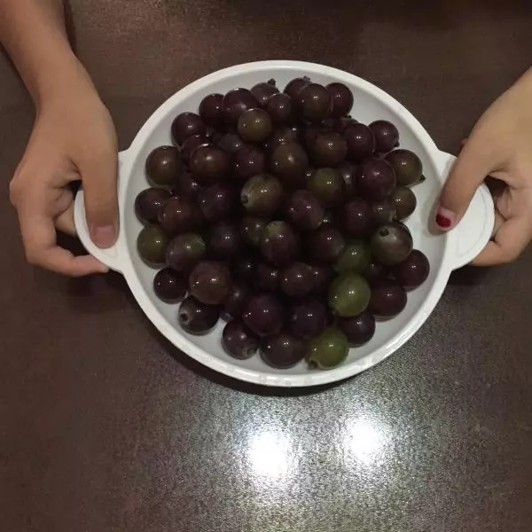 小妞洗葡萄